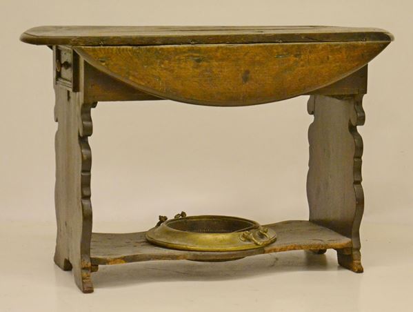 Tavolo a bandelle, sec. XVIII, in castagno, due cassetti laterali, sittopiano con braciere,