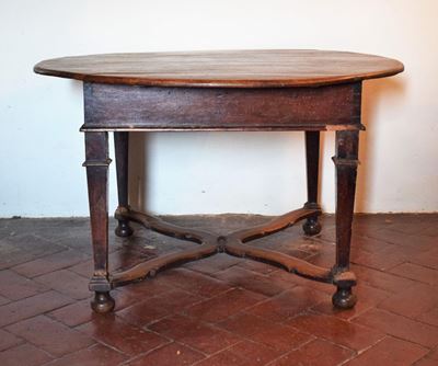 Tavolo Circolare, Sec. XVIII, in Noce, Gambe Scanalate Riunite da Traverse,