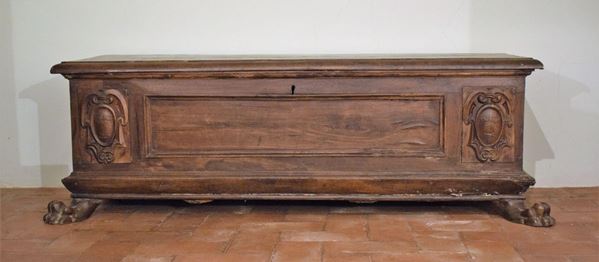 Cassapanca, se. XVII, in noce,  - Asta GIOIELLI, ARREDI D'ANTIQUARIATO, DIPINTI E SCULTURE - Poggio Bracciolini Casa d'Aste
