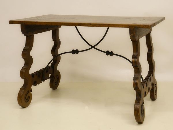 Tavolino, Spagna, sec. XVII, in noce,  - Asta GIOIELLI, ARREDI D'ANTIQUARIATO, DIPINTI E SCULTURE - Poggio Bracciolini Casa d'Aste