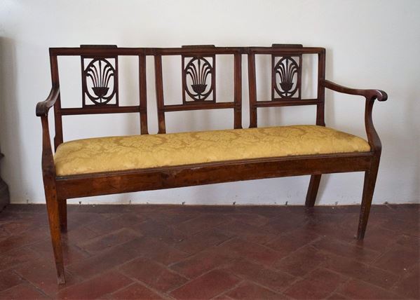 Divano, sec. XVIII, in noce intagliato,