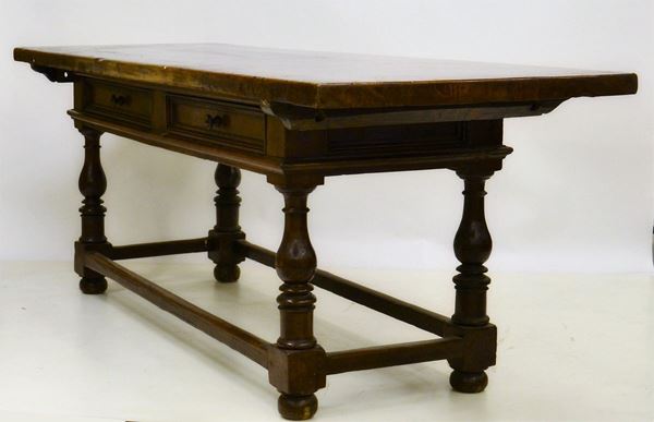 Tavolo, in stile 600, piano rettangolare sotteso da due cassetti allineati, gambe tornite, cm 244x85x88,