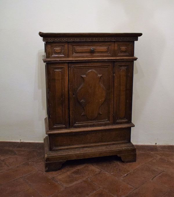 Credenzino, sec. XVIII, in noce,&nbsp;&nbsp;&nbsp;&nbsp;&nbsp;&nbsp;&nbsp;&nbsp;&nbsp;&nbsp;&nbsp;&nbsp;&nbsp;&nbsp;&nbsp;&nbsp;&nbsp;&nbsp;&nbsp;&nbsp;&nbsp;&nbsp;&nbsp;&nbsp;&nbsp;&nbsp;&nbsp;&nbsp;&nbsp;&nbsp;&nbsp;&nbsp;&nbsp;&nbsp;&nbsp;&nbsp;&nbsp;&nbsp;&nbsp;&nbsp;&nbsp;&nbsp;