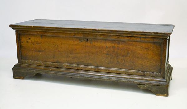 Cassapanca, sec. XVIII, in noce,&nbsp;&nbsp;  - Asta GIOIELLI, ARREDI D'ANTIQUARIATO, DIPINTI E SCULTURE - Poggio Bracciolini Casa d'Aste