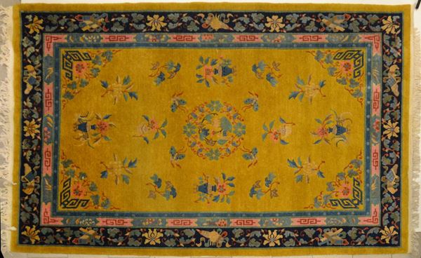 Tappeto, Cina, sec. XX, nei toni del giallo,  - Asta GIOIELLI, ARREDI D'ANTIQUARIATO, DIPINTI E SCULTURE - Poggio Bracciolini Casa d'Aste