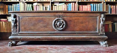 Cassapanca, Sec. XVII, in Noce Intagliato e Cariatidi Laterali, Piedi Ferini, CM 177x61x62,