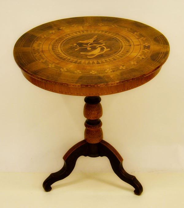 Tavolino Rollo, sec. XIX, piano circolare,  - Asta GIOIELLI, ARREDI D'ANTIQUARIATO, DIPINTI E SCULTURE - Poggio Bracciolini Casa d'Aste
