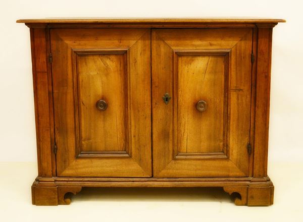 Credenza, sec. XVIII, in noce a due  - Asta GIOIELLI, ARREDI D'ANTIQUARIATO, DIPINTI E SCULTURE - Poggio Bracciolini Casa d'Aste