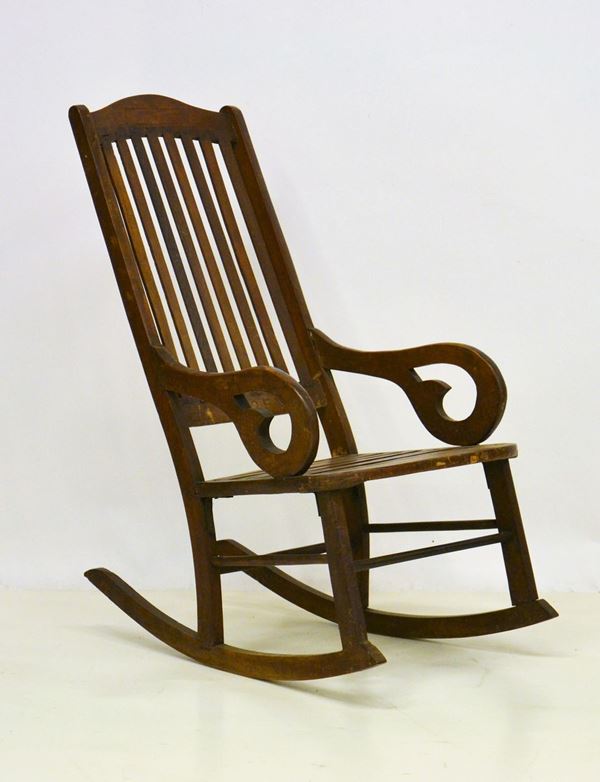 Poltrona a dondolo, in legno di noce,