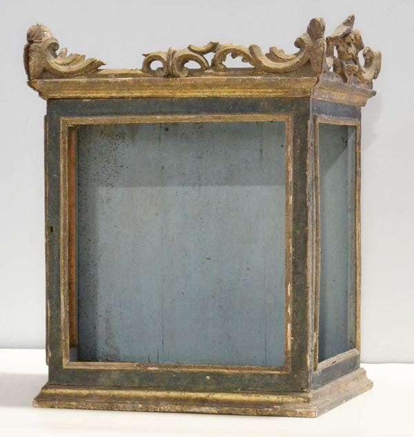 Teca, sec. XVIII, in legno laccato e scantonato,