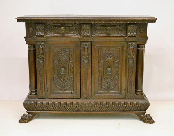 Credenza, sec. XIX, in noce intagliato,
