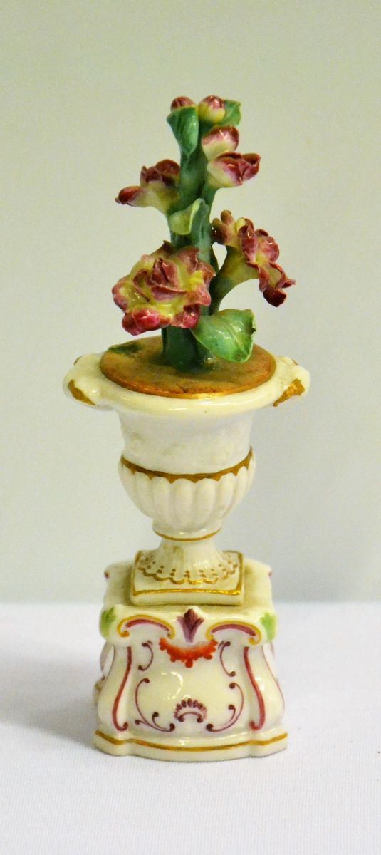 Vasetto con fiori, maifattura Ginori,