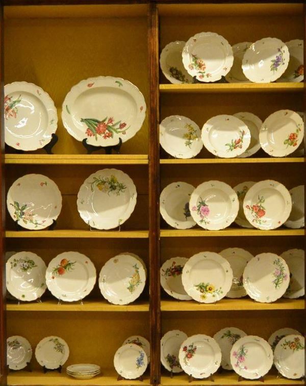 Servito di piatti, sec. XIX, in ceramica con decori a fiori,