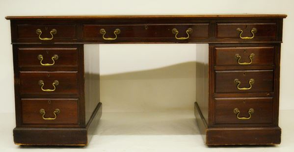 Scrivania, Inghilterra, sec. XIX, in mogano, piano rettangolare rivestito in pelle, nove cassetti,