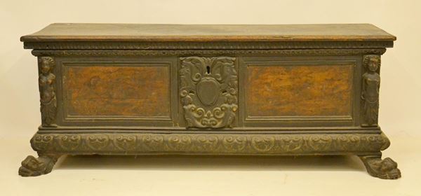 Cassapanca, sec. XVII, in noce intagliato  - Asta GIOIELLI, ARREDI D'ANTIQUARIATO, DIPINTI E SCULTURE - Poggio Bracciolini Casa d'Aste