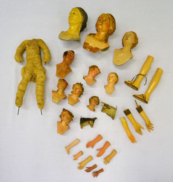 Ventidue tra teste e frammenti di personaggi da presepe,