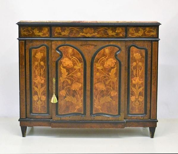 Credenza, Liberty, in radica filettata e intarsiata entro riserve a colpi di frusta a nervature ebanizzate, fronte a linea spezzata, piano in marmo rosa, piedi troncopiramidali, 120x39x103, difetti