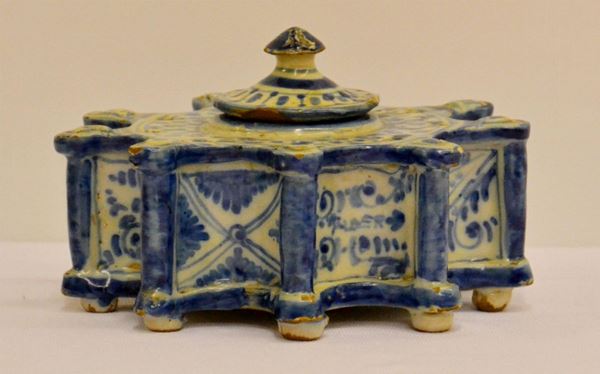 Calamaio di forma stellata in ceramica di Talavera