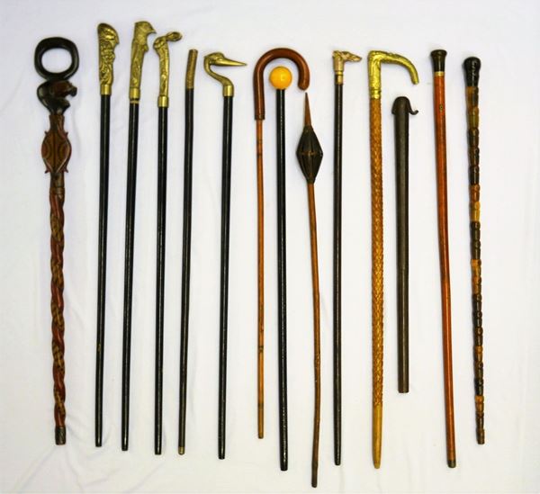 Quattordici bastoni da passeggio, sec. XIX e XX, in vari materiali e fogge, cm da 65 a 92                              