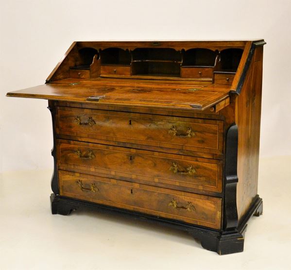 Ribalta, sec. XVIII, lastronata e filettata a tre cassetti tra lesene ebanizzate, piano a ribalta celante quattro tiretti e vani a giorno, piede a mensola modanata e ebanizzata, cm 123x66x99, difetti restauri e mancanze&nbsp;&nbsp;&nbsp;&nbsp;&nbsp;&nbsp;&nbsp;&nbsp;&nbsp;&nbsp;&nbsp;&nbsp;&nbsp;&nbsp;&nbsp;&nbsp;&nbsp;&nbsp;&nbsp;&nbsp;&nbsp;&nbsp;&nbsp;&nbsp;&nbsp;&nbsp;&nbsp;&nbsp;&nbsp;&nbsp;&nbsp;&nbsp;&nbsp;&nbsp;&nbsp;&nbsp;&nbsp;&nbsp;&nbsp;&nbsp;&nbsp;&nbsp;&nbsp;&nbsp;&nbsp;&nbsp;