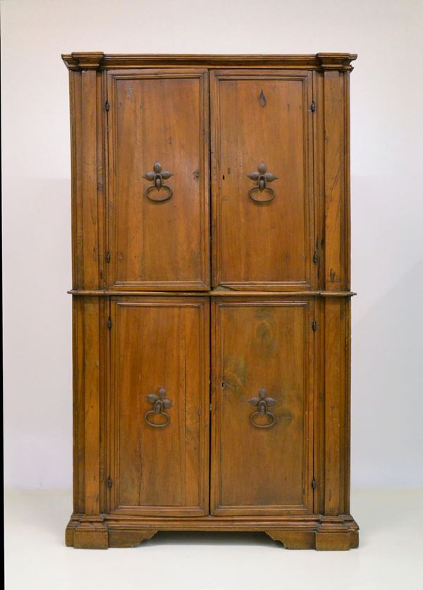 Armadio stipo, fine sec. XIX, in noce e quercia,  - Asta GIOIELLI, ARREDI D'ANTIQUARIATO, DIPINTI E SCULTURE - Poggio Bracciolini Casa d'Aste