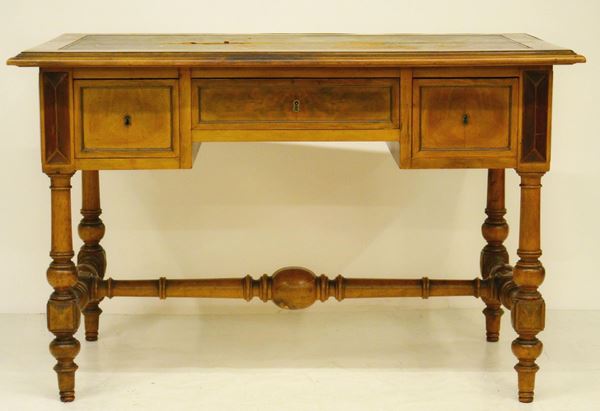 Scrivania, inizi sec. XX, in noce,  - Asta GIOIELLI, ARREDI D'ANTIQUARIATO, DIPINTI E SCULTURE - Poggio Bracciolini Casa d'Aste