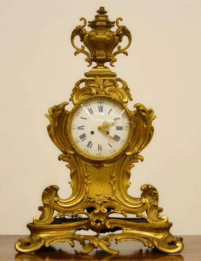 Orologio da Tavolo, Sec. XIX, in Bronzo Dorato e Lavorato a Foglie di Acanto con Finale a Vaso,