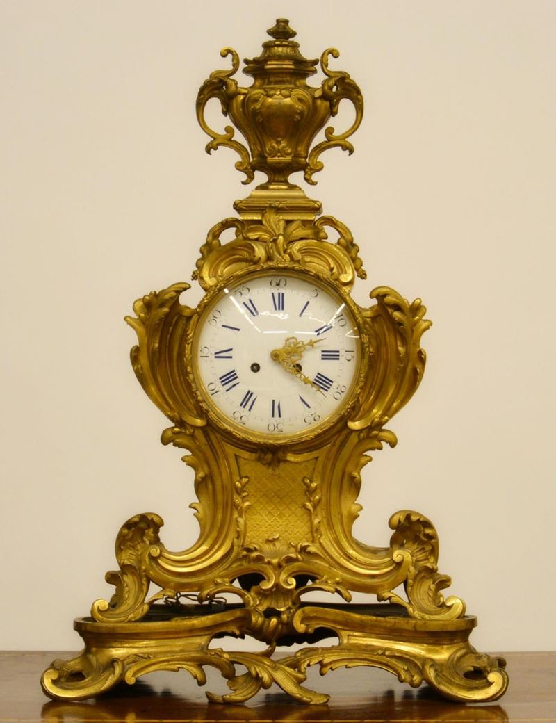 Orologio da Tavolo, Sec. XIX, in Bronzo Dorato e Lavorato a Foglie di Acanto con Finale a Vaso,