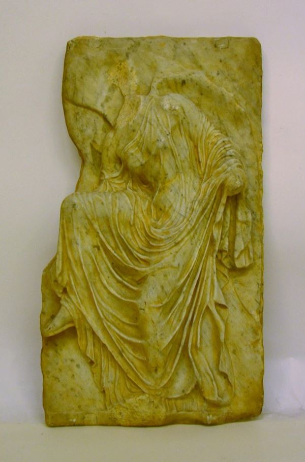 Rilievo, in marmo, raffigurante figura femminile dalla veste fortemente panneggiata,