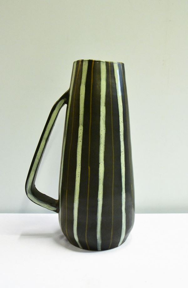 Brocca, sec. XX, in terracotta smaltata&nbsp;&nbsp;&nbsp;&nbsp;&nbsp;&nbsp;&nbsp;&nbsp;&nbsp;&nbsp;&nbsp;&nbsp;&nbsp;&nbsp;&nbsp;&nbsp;&nbsp;&nbsp;&nbsp;&nbsp;&nbsp;&nbsp;&nbsp;&nbsp;&nbsp;&nbsp;&nbsp;&nbsp;&nbsp;&nbsp;&nbsp;&nbsp;&nbsp;&nbsp;&nbsp;