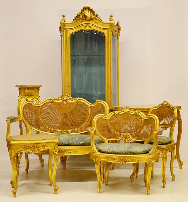 Salotto, in stile francese del 700, in legno intagliato e dorato,  - Asta GIOIELLI, ARREDI D'ANTIQUARIATO, DIPINTI E SCULTURE - Poggio Bracciolini Casa d'Aste