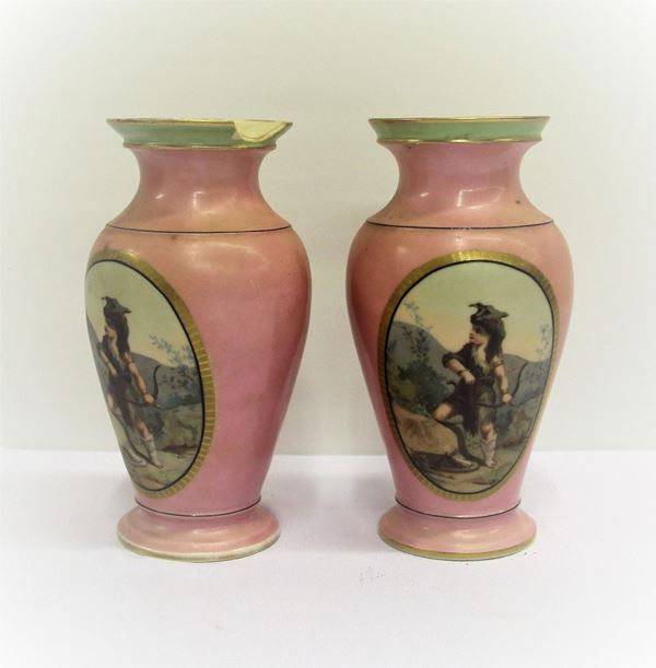 Coppia di vasi, met&agrave; sec. XIX, in porcellana di Ginori dipinti a fondo rosa e in policromia con giovane cacciatore, manifattura di Doccia,