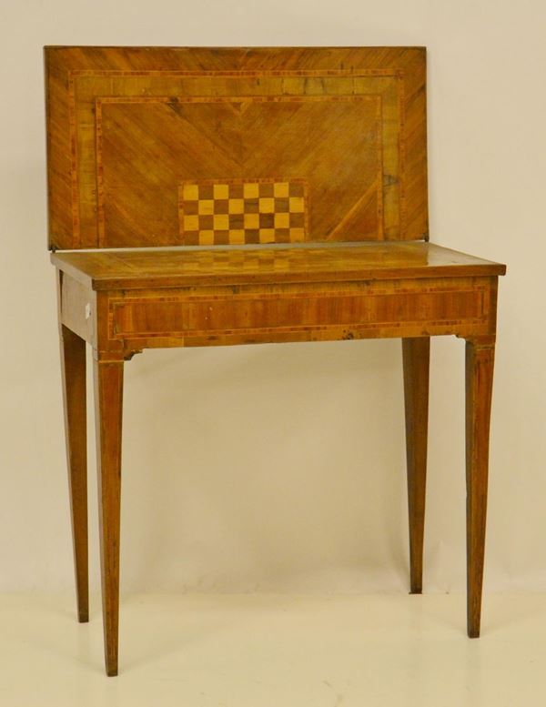 Tavolino da gioco, sec. XVIII, in noce filettato,