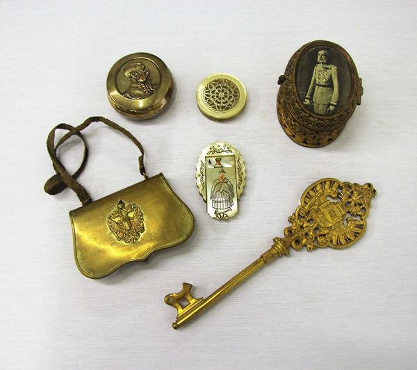 Gruppo di sei piccoli oggetti  - Asta GIOIELLI, ARREDI D'ANTIQUARIATO, DIPINTI E SCULTURE - Poggio Bracciolini Casa d'Aste