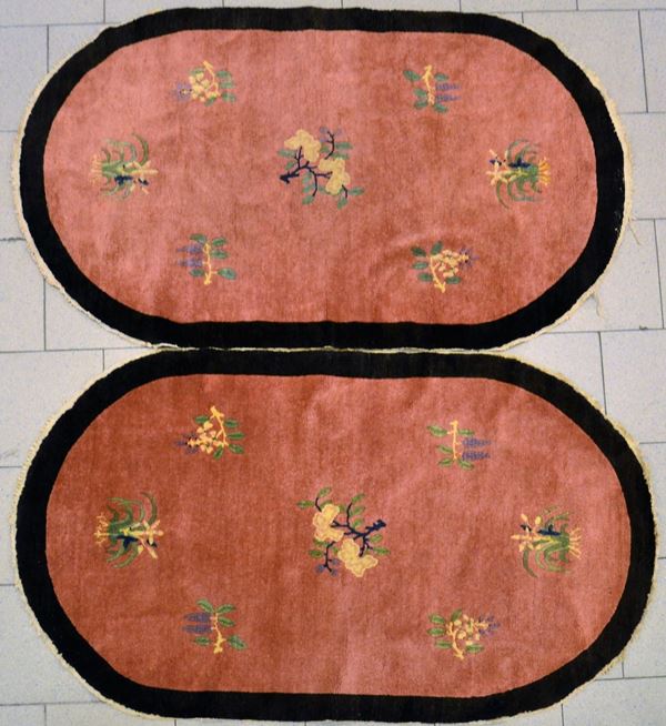 Coppia di tappeti scendiletto, Cina, sec. XX,  - Asta GIOIELLI, ARREDI D'ANTIQUARIATO, DIPINTI E SCULTURE - Poggio Bracciolini Casa d'Aste