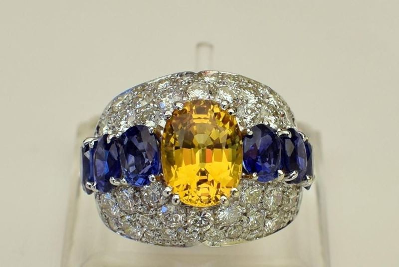 Anello in Oro Bianco,diamanti,zaffiri e Topazio