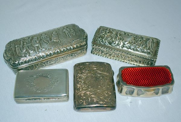 CINQUE SCATOLE E PORTASIGARETTE, SEC. XIX/XX&nbsp;&nbsp;&nbsp;&nbsp;&nbsp;&nbsp;&nbsp;&nbsp;&nbsp;&nbsp;&nbsp;&nbsp;&nbsp;&nbsp;&nbsp;&nbsp;&nbsp;&nbsp;&nbsp;&nbsp;&nbsp;&nbsp;&nbsp;&nbsp;&nbsp;&nbsp;&nbsp;&nbsp;&nbsp;&nbsp;  - Asta GIOIELLI, BENI D'ANTIQUARIATO E DIPINTI DAL XVII AL XX SECOLO - Poggio Bracciolini Casa d'Aste