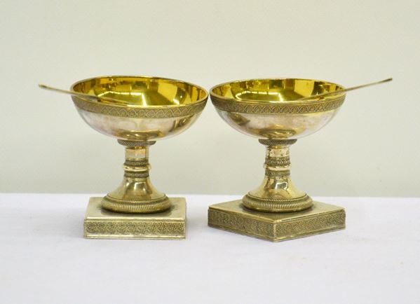 Coppia di saliere in argento in forma di                           
