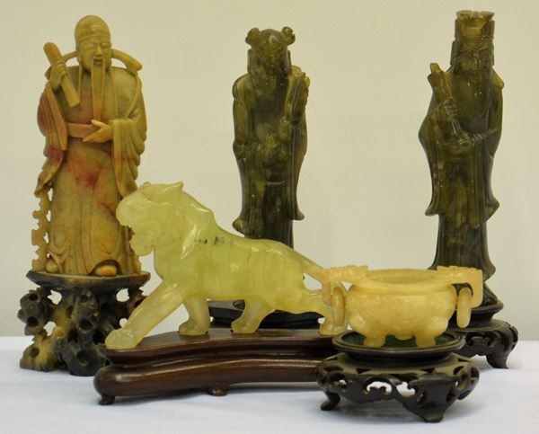 Gruppo di cinque oggetti orientali in giada&nbsp;&nbsp;&nbsp;&nbsp;&nbsp;&nbsp;&nbsp;&nbsp;&nbsp;&nbsp;&nbsp;&nbsp;&nbsp;&nbsp;&nbsp;&nbsp;&nbsp;&nbsp;&nbsp;&nbsp;&nbsp;&nbsp;&nbsp;&nbsp;&nbsp;  - Asta GIOIELLI, BENI D'ANTIQUARIATO E DIPINTI DAL XVII AL XX SECOLO - Poggio Bracciolini Casa d'Aste