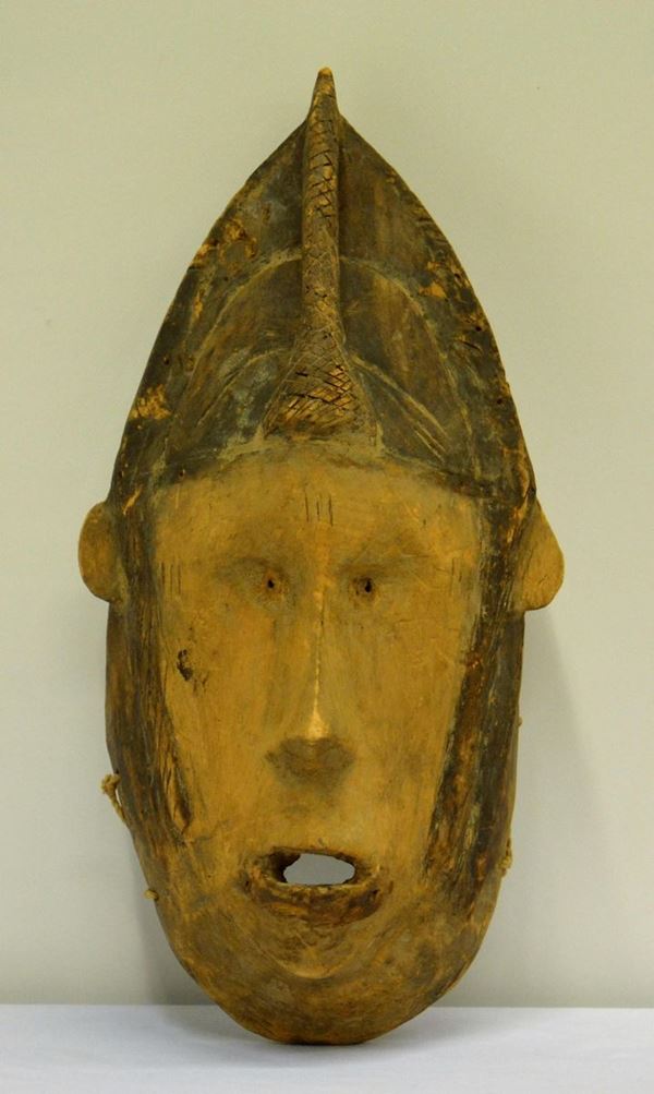 Maschera in legno, met&agrave; secolo XX,