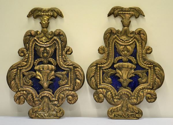 Coppia di placche da muro sagomate in rame&nbsp;&nbsp;&nbsp;&nbsp;&nbsp;&nbsp;&nbsp;&nbsp;&nbsp;&nbsp;&nbsp;&nbsp;&nbsp;&nbsp;&nbsp;&nbsp;&nbsp;&nbsp;&nbsp;&nbsp;&nbsp;&nbsp;&nbsp;&nbsp;&nbsp;&nbsp;  - Asta GIOIELLI, BENI D'ANTIQUARIATO E DIPINTI DAL XVII AL XX SECOLO - Poggio Bracciolini Casa d'Aste