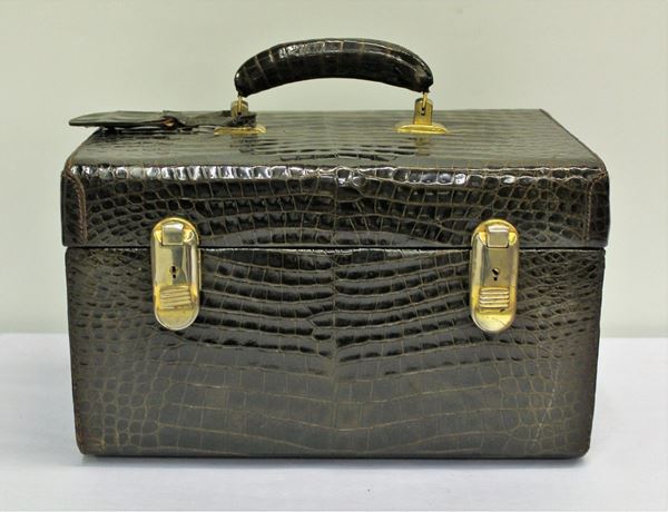 Bauletto, sec. XX, in pelle di coccodrillo,&nbsp;&nbsp;&nbsp;&nbsp;&nbsp;&nbsp;&nbsp;&nbsp;&nbsp;&nbsp;&nbsp;&nbsp;&nbsp;&nbsp;&nbsp;&nbsp;&nbsp;&nbsp;&nbsp;&nbsp;&nbsp;&nbsp;&nbsp;&nbsp;&nbsp;&nbsp;&nbsp;&nbsp;&nbsp;&nbsp;&nbsp;