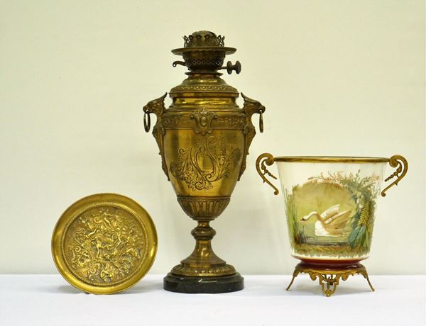 Gruppo di tre oggetti fine sec. XIX, inizi XX&nbsp;&nbsp;&nbsp;&nbsp;&nbsp;&nbsp;&nbsp;&nbsp;&nbsp;&nbsp;&nbsp;&nbsp;&nbsp;&nbsp;&nbsp;&nbsp;&nbsp;&nbsp;&nbsp;&nbsp;&nbsp;&nbsp;&nbsp;&nbsp;&nbsp;&nbsp;&nbsp;&nbsp;&nbsp;  - Asta GIOIELLI, BENI D'ANTIQUARIATO E DIPINTI DAL XVII AL XX SECOLO - Poggio Bracciolini Casa d'Aste