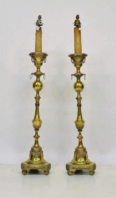 Coppia di torciere, sec. XIX, in ottone e rame sbalzato,  - Asta GIOIELLI, BENI D'ANTIQUARIATO E DIPINTI DAL XVII AL XX SECOLO - Poggio Bracciolini Casa d'Aste