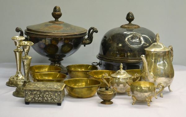 Zuppiera, teiera, zuccheriera, scaldavivande,&nbsp;&nbsp;&nbsp;&nbsp;&nbsp;&nbsp;&nbsp;&nbsp;&nbsp;&nbsp;&nbsp;&nbsp;&nbsp;&nbsp;&nbsp;&nbsp;&nbsp;&nbsp;&nbsp;&nbsp;&nbsp;&nbsp;&nbsp;&nbsp;&nbsp;&nbsp;&nbsp;&nbsp;&nbsp;  - Asta GIOIELLI, BENI D'ANTIQUARIATO E DIPINTI DAL XVII AL XX SECOLO - Poggio Bracciolini Casa d'Aste