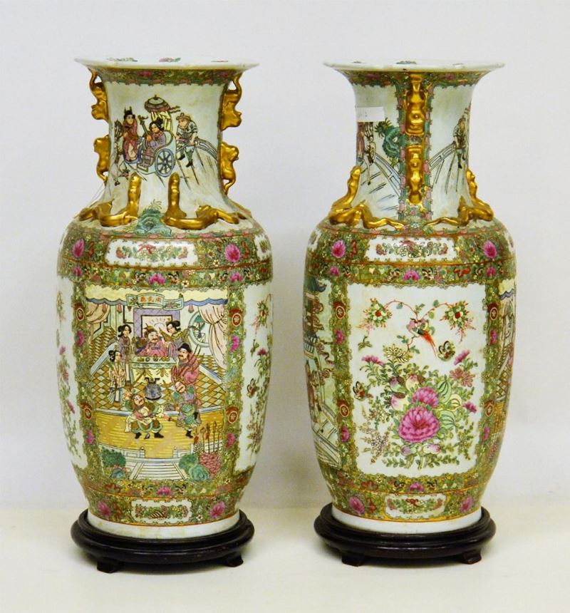 Coppia di Vasi, Cina, Sec. XIX, in Porcellana Decorata