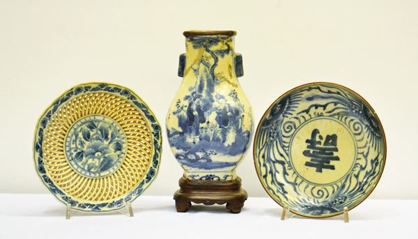 Gruppo di tre porcellane cinesi  - Asta GIOIELLI, BENI D'ANTIQUARIATO E DIPINTI DAL XVII AL XX SECOLO - Poggio Bracciolini Casa d'Aste