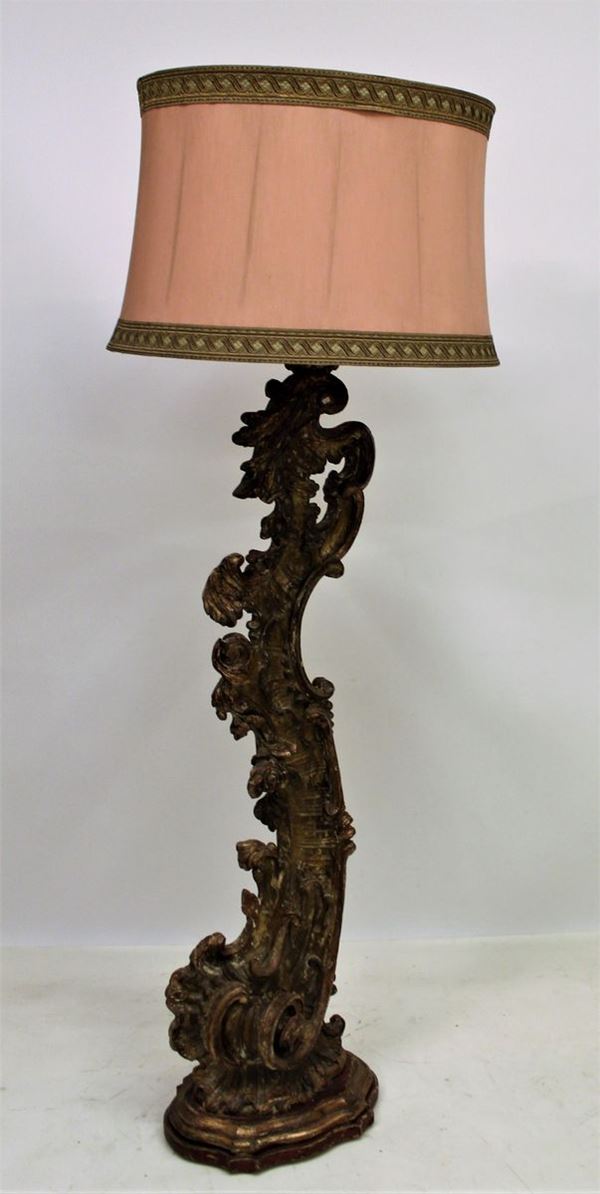 Piantana, sec. XVIII, in legno intagliato  - Asta GIOIELLI, BENI D'ANTIQUARIATO E DIPINTI DAL XVII AL XX SECOLO - Poggio Bracciolini Casa d'Aste