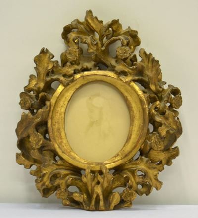 Cornice con Alta Fascia Scolpita,