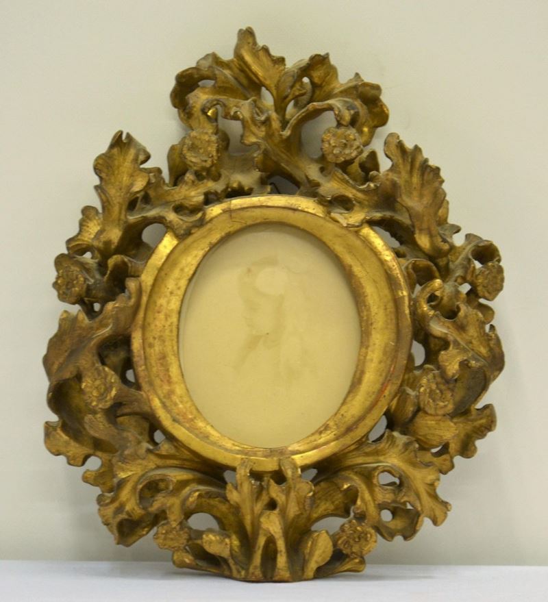 Cornice con Alta Fascia Scolpita,